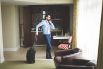 Homme d'affaires parlant sur téléphone portable à l'hôtel — Photo de stock