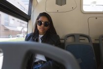 Pensativo adolescente viajando en el autobús - foto de stock