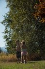 Geschwister spielen an einem sonnigen Tag im Park — Stockfoto