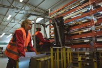 Mitarbeiter beladen Boxen im Werkslager — Stockfoto
