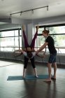 Ajuste pessoas praticando acroyoga no estúdio de fitness . — Fotografia de Stock