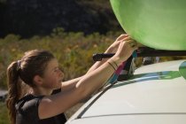 Femme enlever bateau vert de la voiture à l'extérieur . — Photo de stock