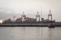 Вантажні кораблі, причалені на доках у сутінках — стокове фото