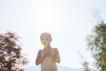 Милая девушка играет с пузырьковой палочкой в парке — стоковое фото