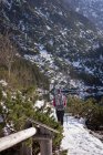 Escursionista donna che cammina sul lungolago durante l'inverno — Foto stock