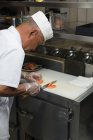 Chef preparando sushi en la cocina del restaurante - foto de stock