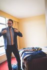 Homem de negócios sofisticado vestindo blazer no quarto de hotel — Fotografia de Stock