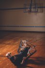 Disabled man practicing basketball alone in the court — Stock Photo