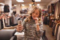 Belle fille prenant selfie avec téléphone portable dans le centre commercial — Photo de stock