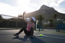 Frau macht Selfie mit Handy auf dem Tennisplatz — Stockfoto
