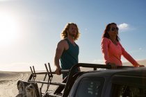 Couple debout en jeep par une journée ensoleillée — Photo de stock