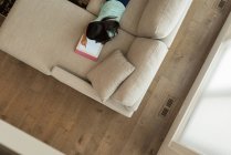 Visão aérea da menina usando tablet digital na sala de estar em casa — Fotografia de Stock