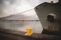 Abgestelltes Schiff im Hafen in der Dämmerung — Stockfoto