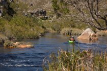 Kayak femme en rivière, vue arrière . — Photo de stock