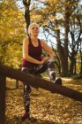 Mujer mayor practicando ejercicio en el parque en un día soleado - foto de stock