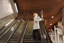 Junge Frau im Hidschab steigt von Rolltreppe herunter — Stockfoto