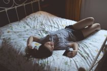 Donna che dorme in camera da letto a casa — Foto stock