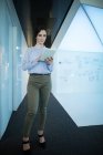 Executivo feminino usando tablet digital em escritório futurista — Fotografia de Stock