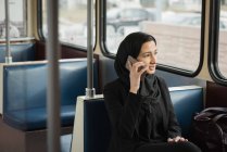 Jeune femme en hijab parlant sur téléphone mobile — Photo de stock