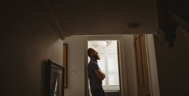 Depressiver Mann klebt zu Hause an Wand — Stockfoto