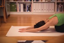 Frau macht Yoga im heimischen Wohnzimmer — Stockfoto