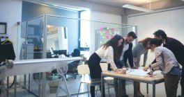 Führungskräfte diskutieren über Baupläne in modernen Büros — Stockfoto