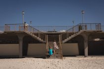 Сільськогосподарські сходи біля пляжу в сонячний день — стокове фото