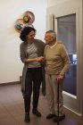 Доглядач розмовляє зі старшим чоловіком в будинку престарілих — стокове фото