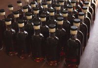 Gin Flaschen in einer Reihe in der Fabrik angeordnet — Stockfoto