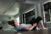 Mulher praticando com bola de exercício no estúdio de fitness . — Fotografia de Stock