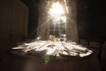 Стіл для святкування весілля в світлій кімнаті — стокове фото