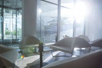 Leere Tische und Stühle im Wartebereich des Büros an einem sonnigen Tag — Stockfoto