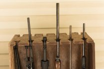 Primo piano di varie pistole disposte in rack di legno — Foto stock