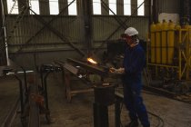 Schweißer repariert Metallrahmen in Werkstatt — Stockfoto