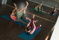 Gruppe fitter Menschen praktiziert Yoga im Fitnessstudio. — Stockfoto