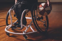 Sección baja del hombre discapacitado practicando baloncesto en la cancha - foto de stock