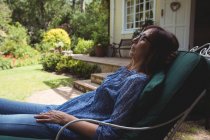 Donna che si rilassa sulla poltrona in una giornata di sole — Foto stock