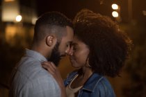 Romantisches Paar, das sich nachts auf der Straße umarmt — Stockfoto