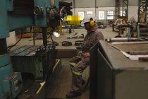 Arbeiter mit Fräsmaschine in Werkstatt — Stockfoto