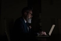 Business executive utilizzando laptop in ufficio — Foto stock