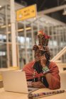 Щасливий чоловік масаї розмовляє по мобільному телефону в торговому центрі — стокове фото