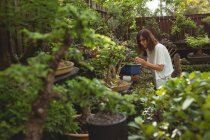 Donna che lavora in giardino su un soleggiato — Foto stock