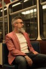 Nachdenklicher Mann im Zug unterwegs — Stockfoto
