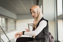 Jovem mulher no hijab usando smartwatch — Fotografia de Stock