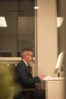 Бизнес-руководители, работающие за компьютером в офисе — стоковое фото