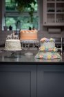 Различные украшенные торт организован в пекарне — стоковое фото
