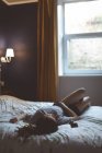 Frau schläft zu Hause im Schlafzimmer — Stockfoto