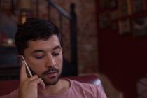 Чоловік розмовляє по мобільному телефону в перукарні — стокове фото
