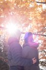 Вид спереду пари, що охоплює один одного восени — стокове фото