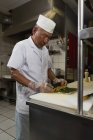 Chefkoch bereitet Sushi in Hotelküche zu — Stockfoto